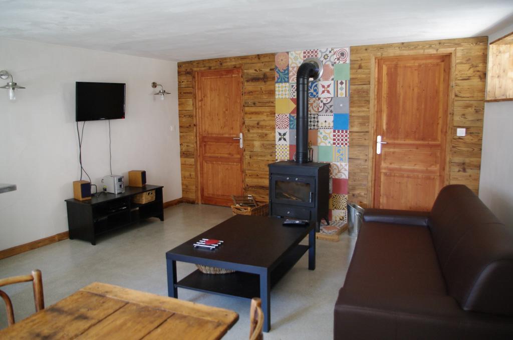 Appartement Dans Chalet De Montagne Bozel Cameră foto